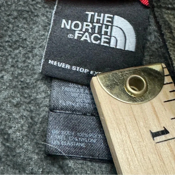 EUC The North Face quarter zip pullover fleece. Gray with red logo. Mens Small. - Picture 6 of 7